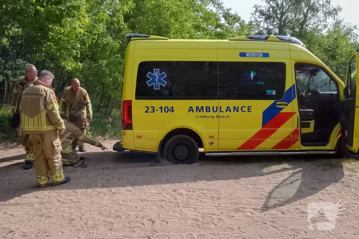Vastzittende ambulance losgetrokken door brandweer