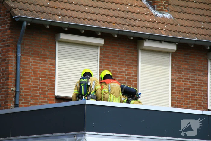Brandweer blust brand op een dak van cafetaria