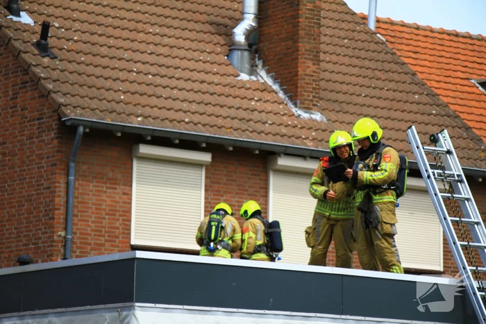 Brandweer blust brand op een dak van cafetaria