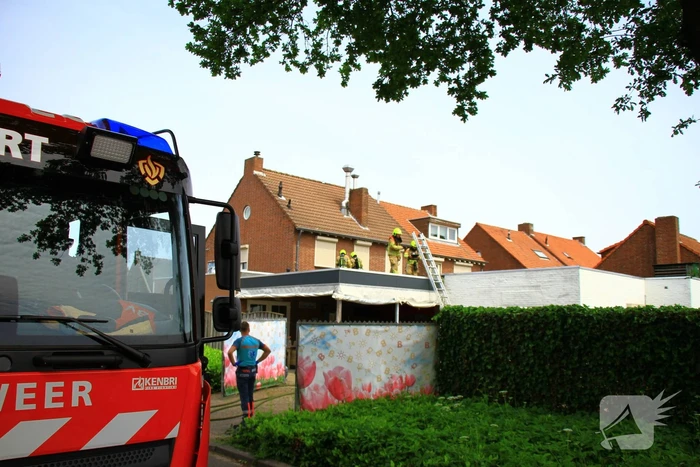 Brandweer blust brand op een dak van cafetaria