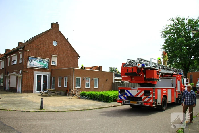 Brandweer blust brand op een dak van cafetaria