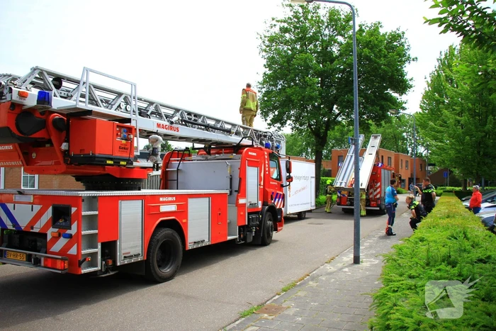 Brandweer blust brand op een dak van cafetaria