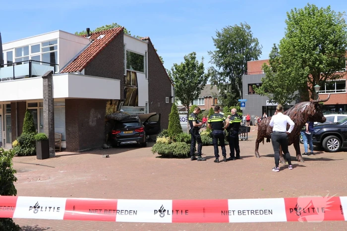 Twee gewonden nadat automobilist pand binnen rijdt