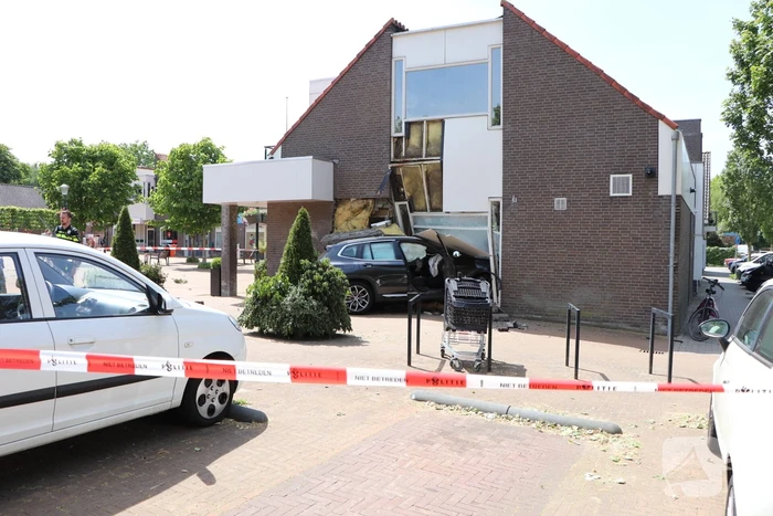 Twee gewonden nadat automobilist pand binnen rijdt
