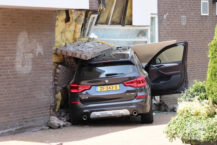 Twee gewonden nadat automobilist pand binnen rijdt