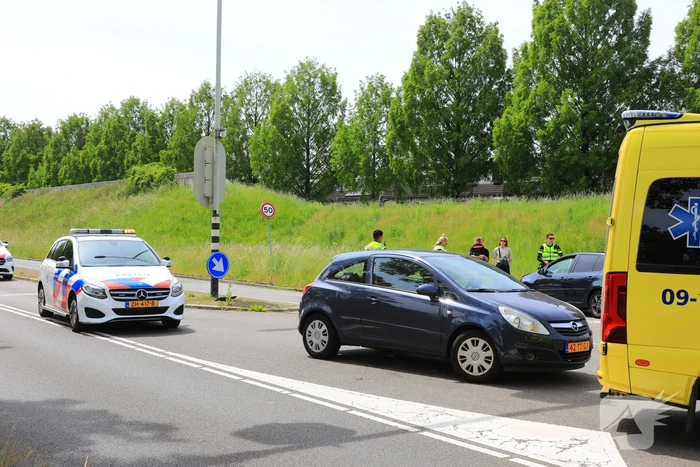 Twee personenauto's botsen op kruising