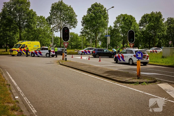 Twee personenauto's botsen op kruising