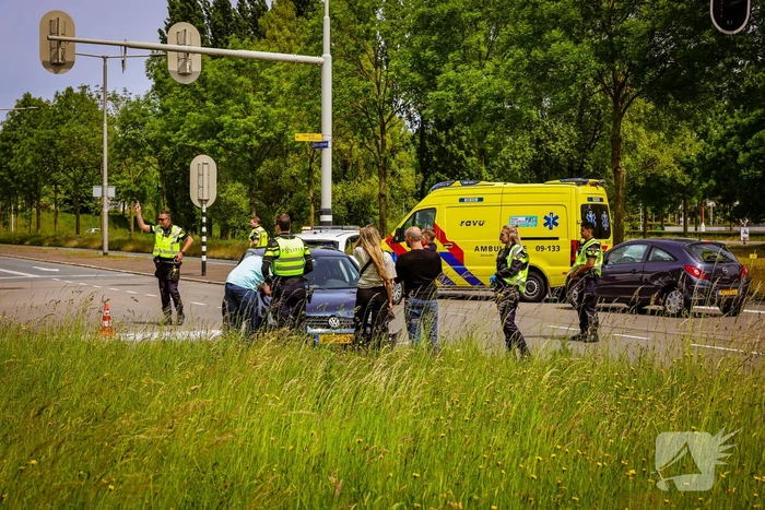 Twee personenauto's botsen op kruising