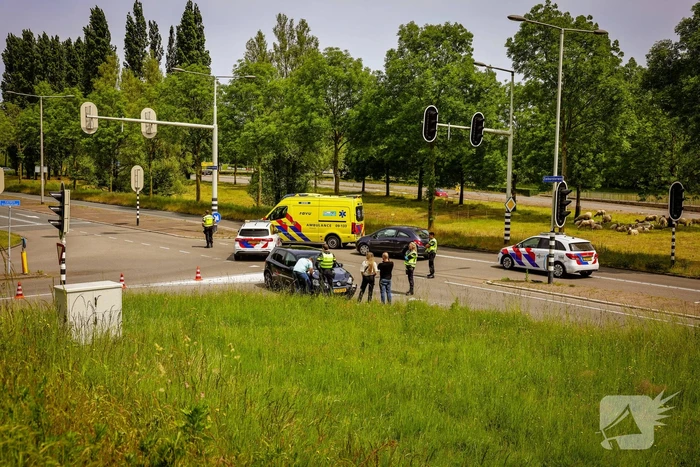 Twee personenauto's botsen op kruising