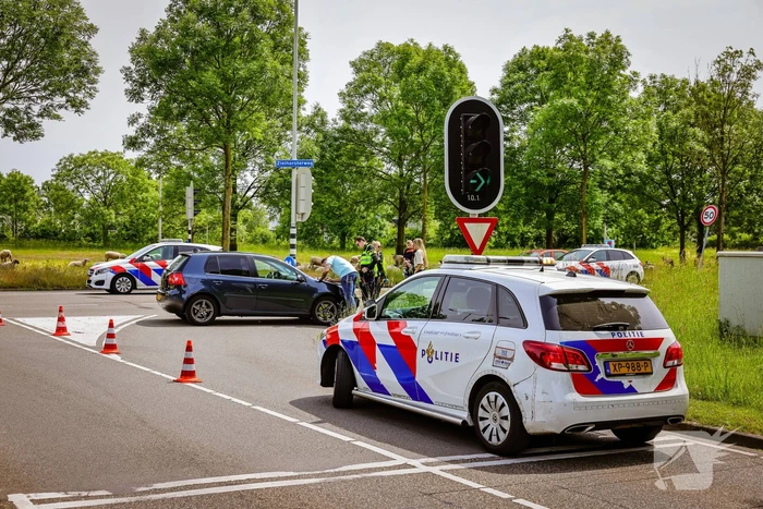 Twee personenauto's botsen op kruising