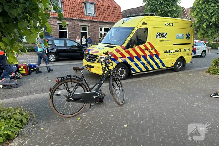 Fietser zwaargewond bij botsing met boom