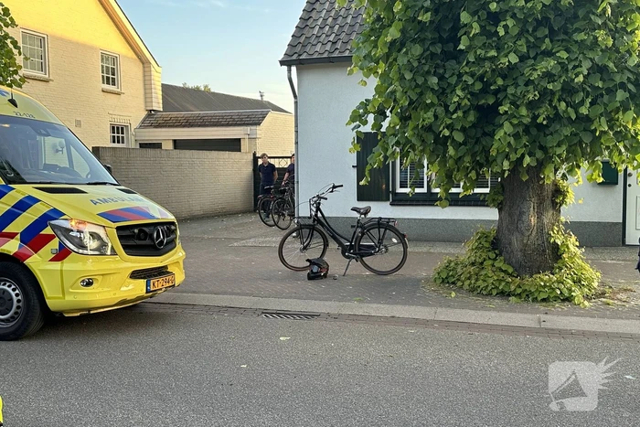 Fietser zwaargewond bij botsing met boom