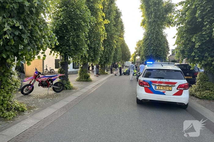 Fietser zwaargewond bij botsing met boom