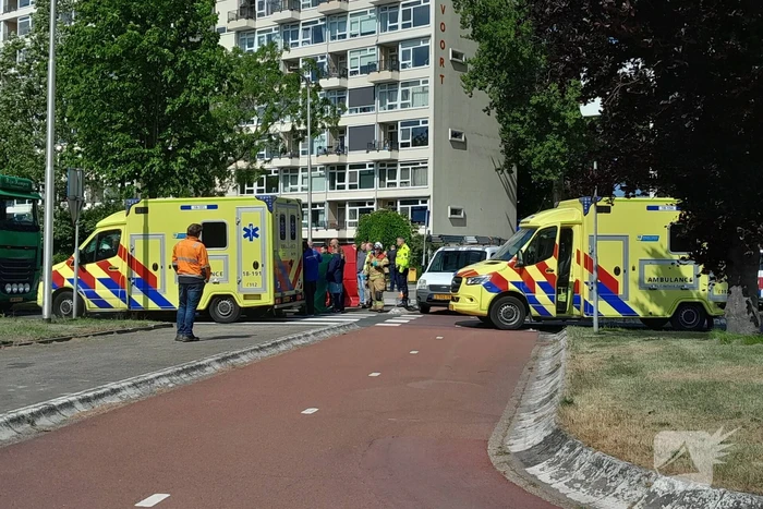 Automobilist eindigt tegen boom