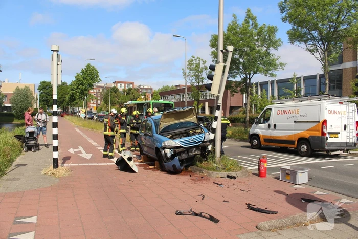 Auto komt tot stilstand tegen verkeerslicht