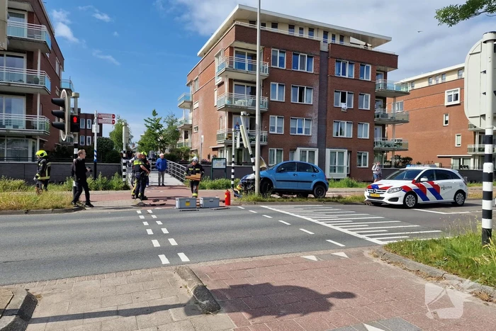 Auto komt tot stilstand tegen verkeerslicht