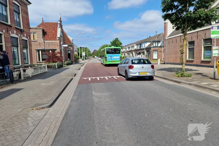 Auto komt tot stilstand tegen verkeerslicht