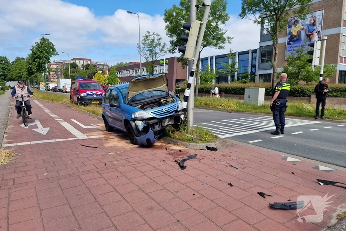Auto komt tot stilstand tegen verkeerslicht