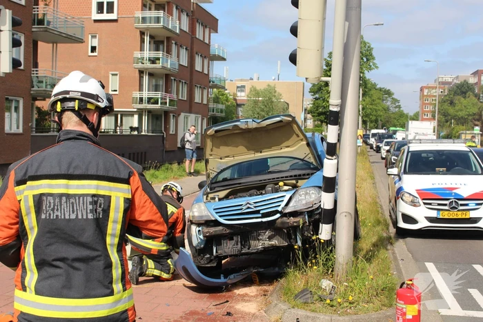 Auto komt tot stilstand tegen verkeerslicht