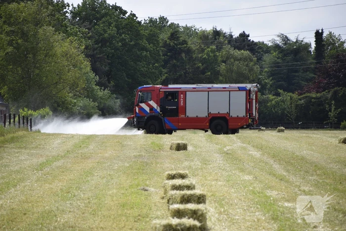 Gras vliegt in brand tijden het rooien
