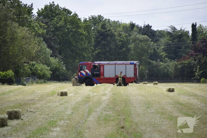 Gras vliegt in brand tijden het rooien