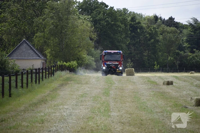 Gras vliegt in brand tijden het rooien