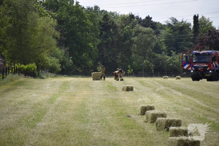 Gras vliegt in brand tijden het rooien