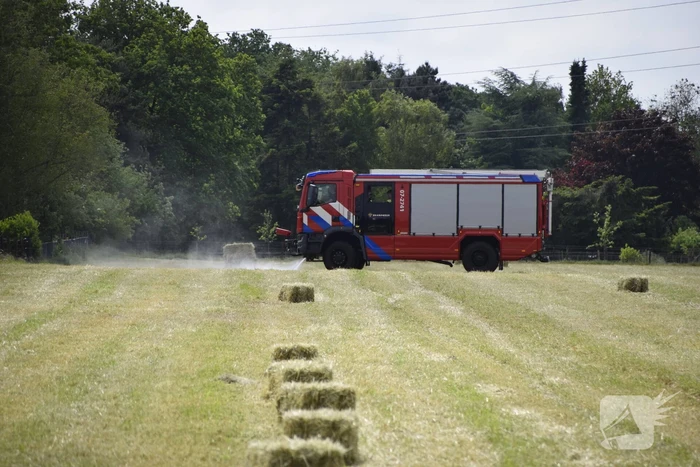 Gras vliegt in brand tijden het rooien