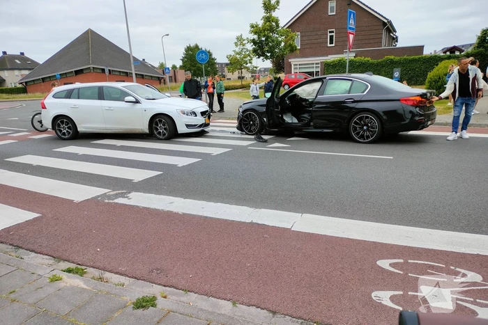 Twee auto's botsen frontaal