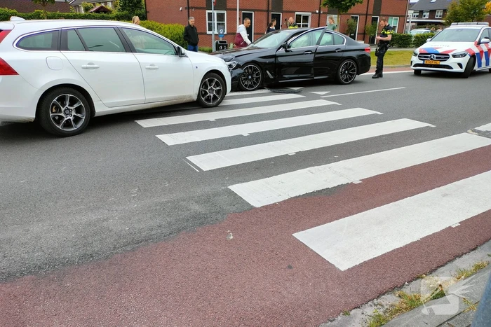 Twee auto's botsen frontaal
