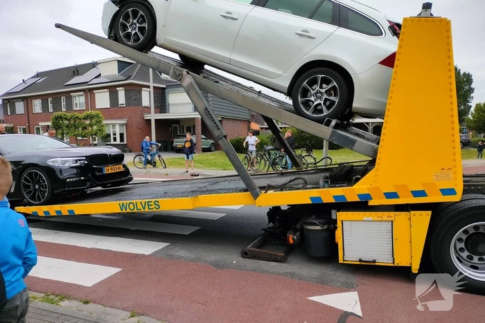 Twee auto's botsen frontaal