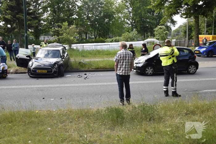 Flinke schade bij botsing tussen taxibus en auto