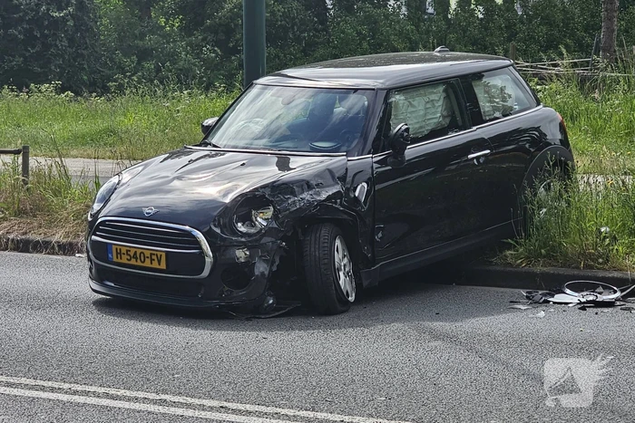 Flinke schade bij botsing tussen taxibus en auto