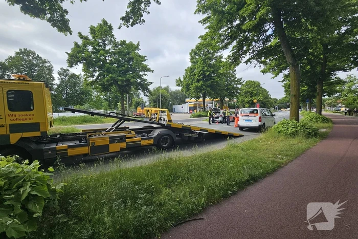 Flinke schade bij botsing tussen taxibus en auto