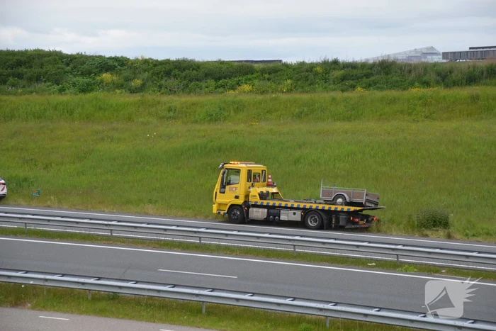 Auto met aanhanger geschaard