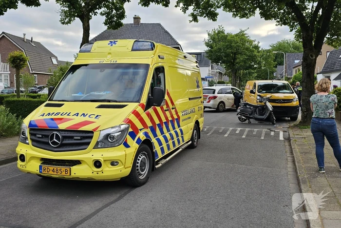 Bezorger in botsing met scooter