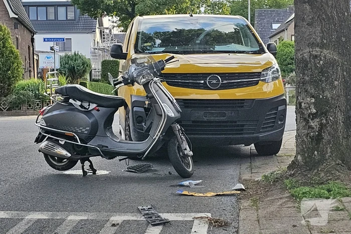 Bezorger in botsing met scooter