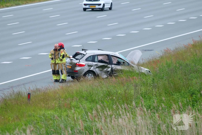 Auto zwaar beschadigd na botsing op snelweg