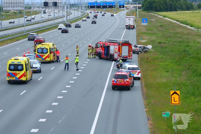 Auto zwaar beschadigd na botsing op snelweg