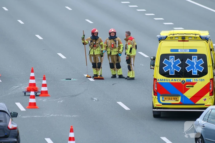 Auto zwaar beschadigd na botsing op snelweg