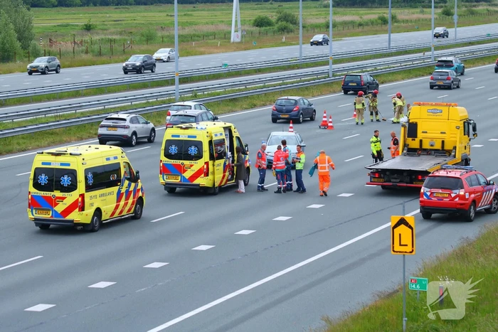 Auto zwaar beschadigd na botsing op snelweg