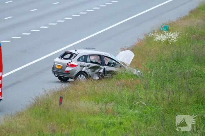 Auto zwaar beschadigd na botsing op snelweg
