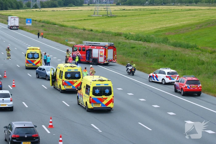 Auto zwaar beschadigd na botsing op snelweg