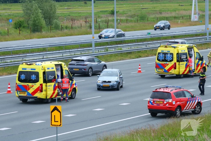 Auto zwaar beschadigd na botsing op snelweg