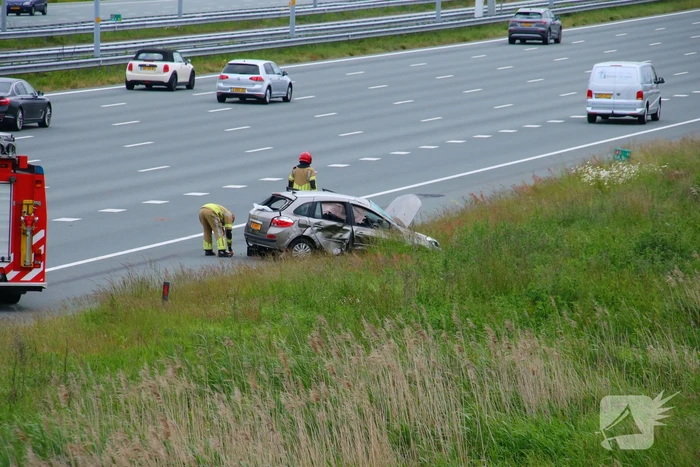 Auto zwaar beschadigd na botsing op snelweg