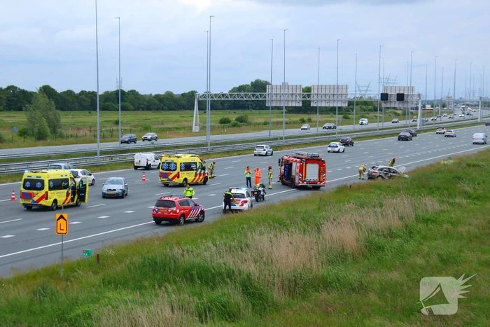 Auto zwaar beschadigd na botsing op snelweg