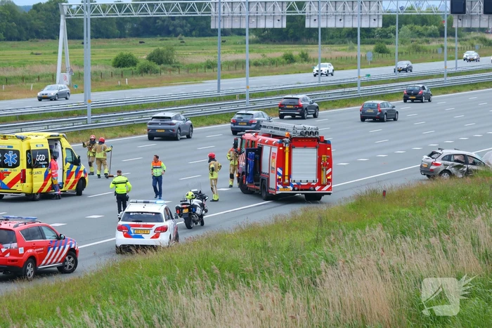 Auto zwaar beschadigd na botsing op snelweg