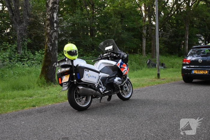 Auto belandt ondersteboven in sloot