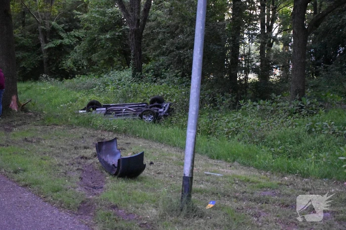 Auto belandt ondersteboven in sloot