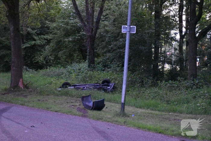 Auto belandt ondersteboven in sloot